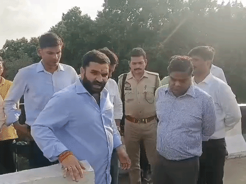 गोला विधायक अमन गिरि ने अफसरों से कहा- जब तक सड़क के गड्ढे सही नहीं होंगे, सब यहीं रहेंगे।