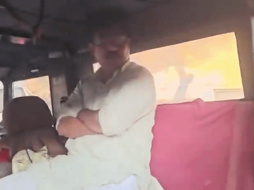 पुलिस ने सपा नेता को कोर्ट में पेश किया, जहां से उसे जमानत मिल गई।