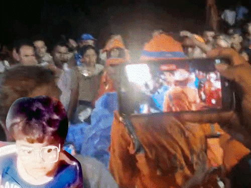 बच्ची को बोरवेल से निकालकर अस्पताल ले जाते एनडीआरएफ कर्मी। इनसेट में बच्ची नेहा। - Dainik Bhaskar