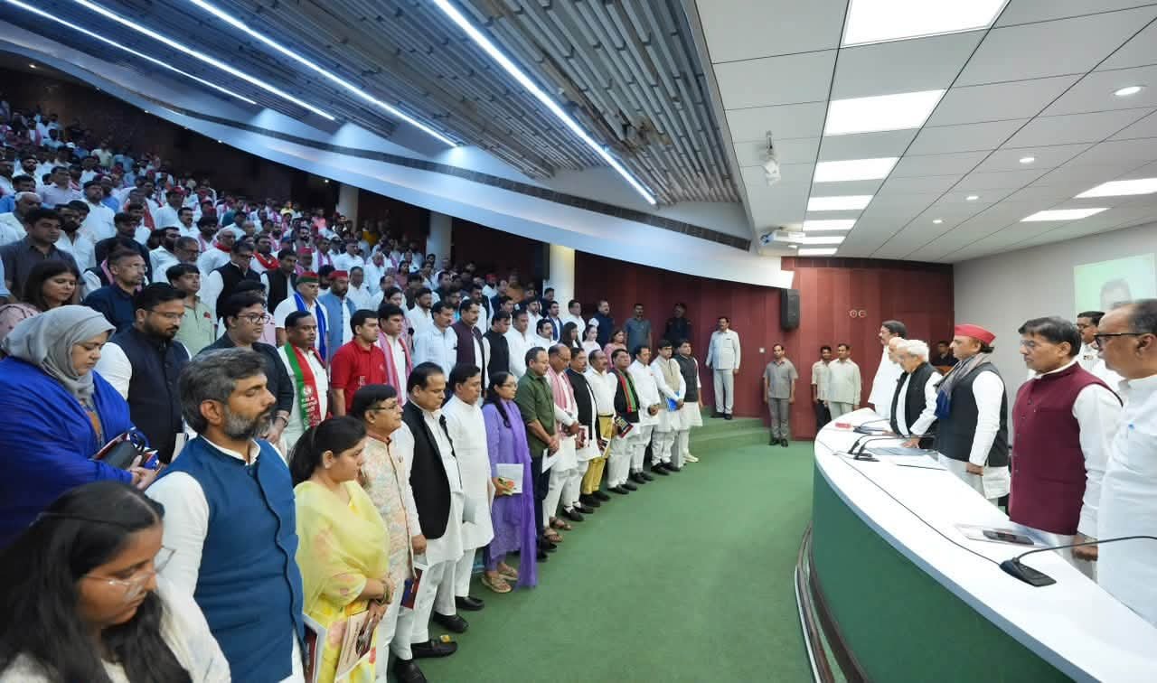 तस्वीर 26 सितंबर की है। सपा प्रमुख अखिलेश यादव पार्टी मुख्यालय में पदाधिकारियों के साथ बैठक की थी।
