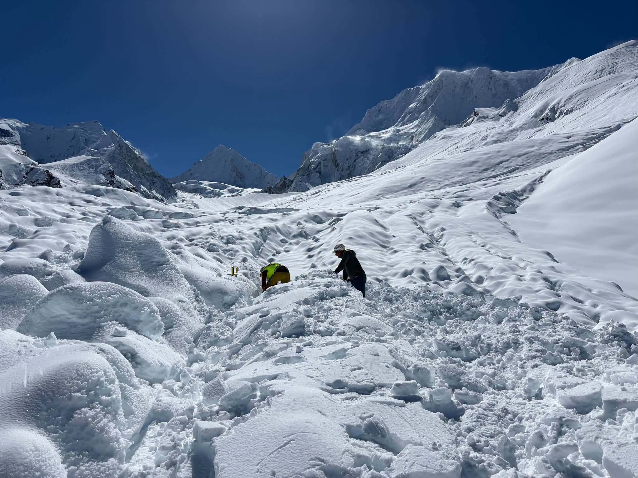 हिमस्खलन वाली जगह पर लापता लोगों की तलाश कर रहा बचाव दल।