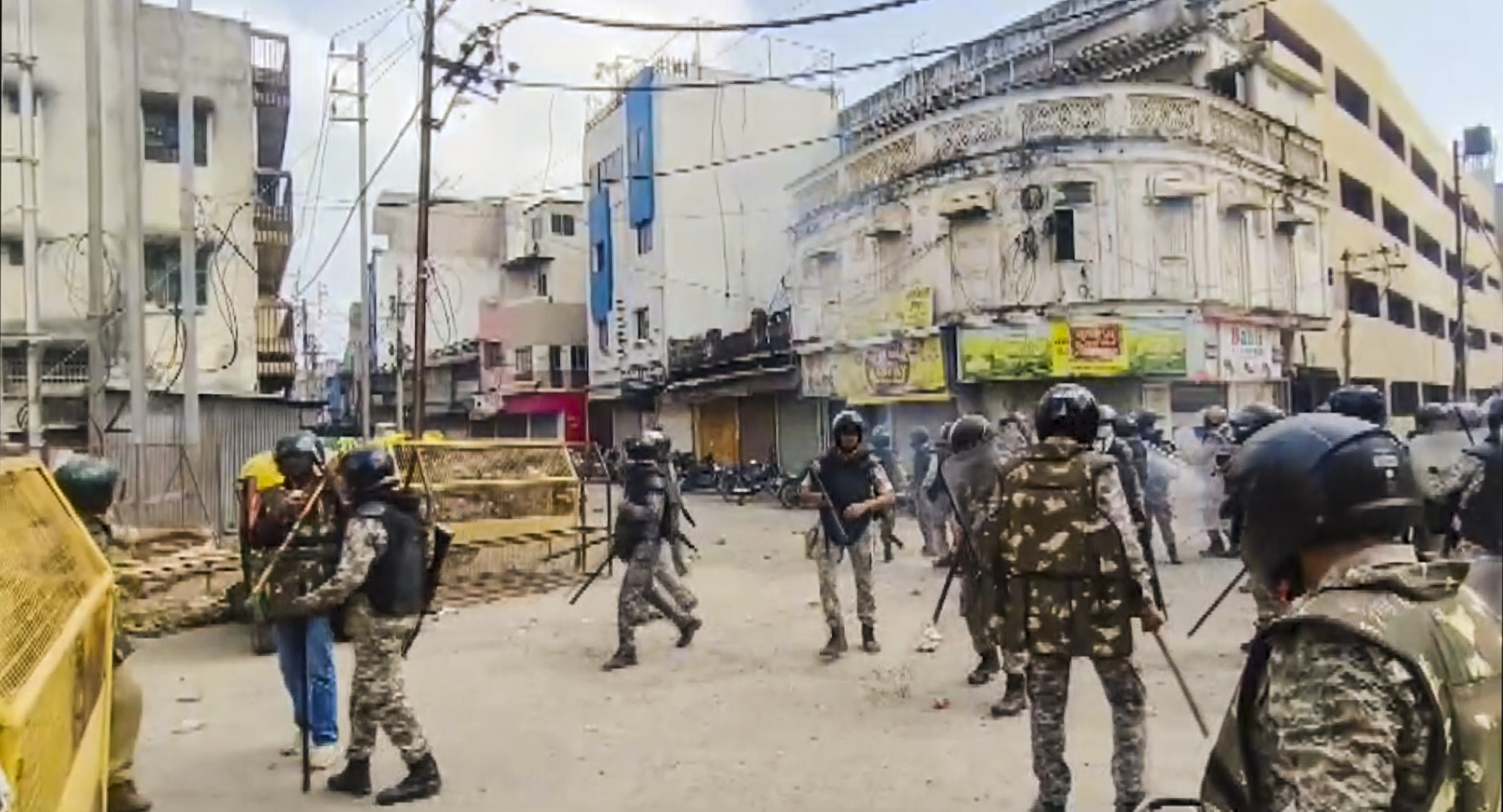 पथराव के बाद पुलिस प्रशासन हालात को काबू में करने की कोशिश की। पूरे इलाके को खाली करा दिया गया।