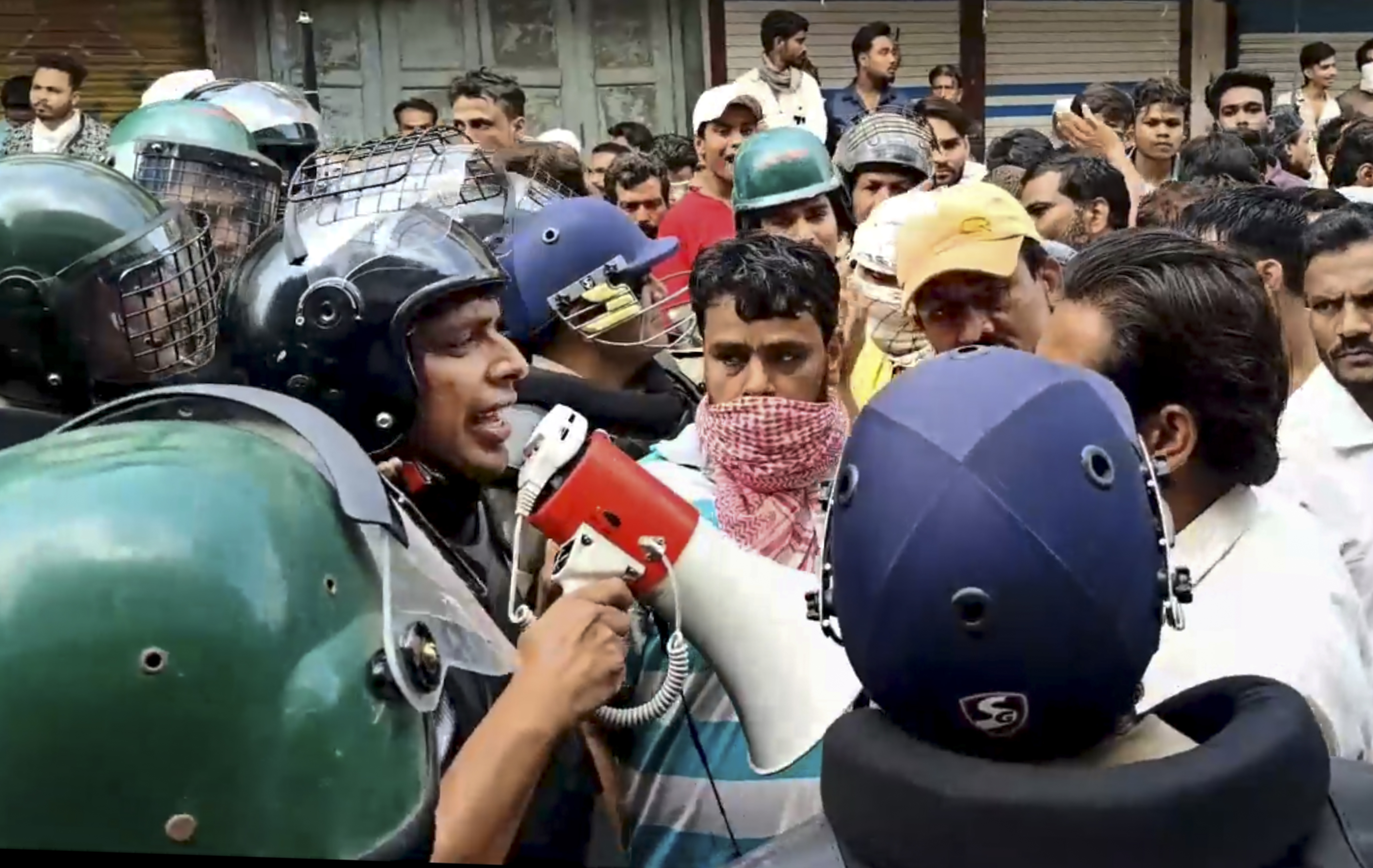 पथराव के बाद सुरक्षाकर्मियों ने लोगों से बातचीत की। उन्हें समझाने की कोशिश की।