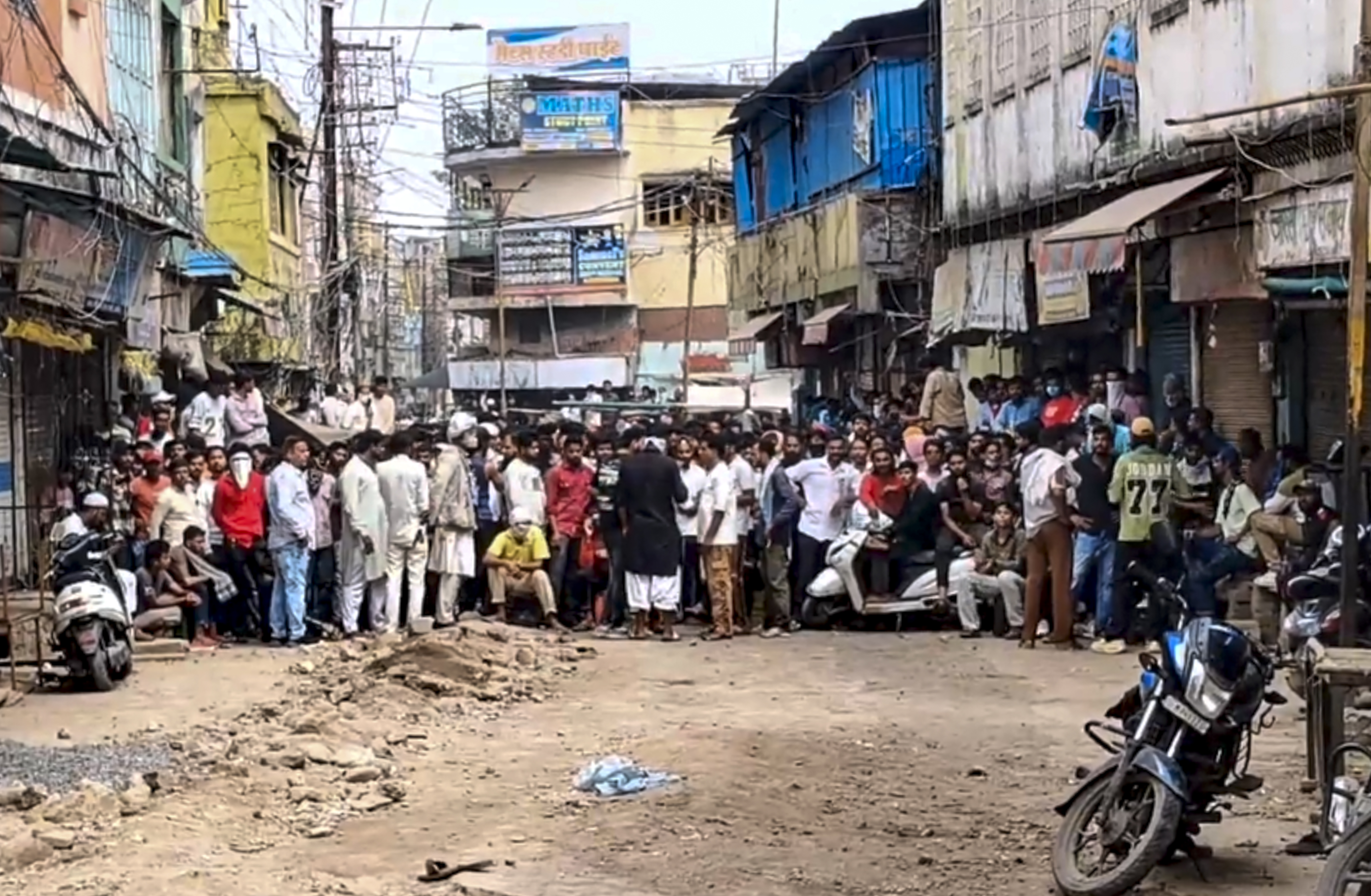 मस्जिद से कुछ ही दूर पर लोग सुबह ही इसका विरोध करने के लिए जमा हो गए थे।