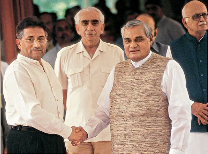 होटल जेपी पैलेस- आगरा समिट 2001 में मुशर्रफ का स्वागत करते अटल बिहारी वाजपेयी और साथ में विदेश मंत्री जसवंत सिंह (बीच में) लालकृष्ण आडवाणी (सबसे दाएं) सोर्स- इंडिया टुडे।