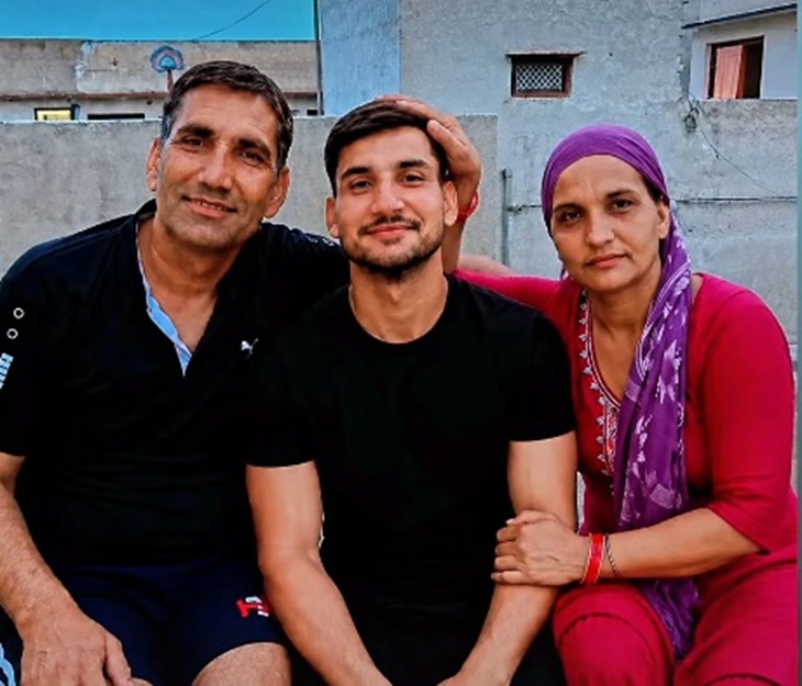 फैमिली के साथ किक बॉक्सर गौरव तंवर। फाइल फोटो