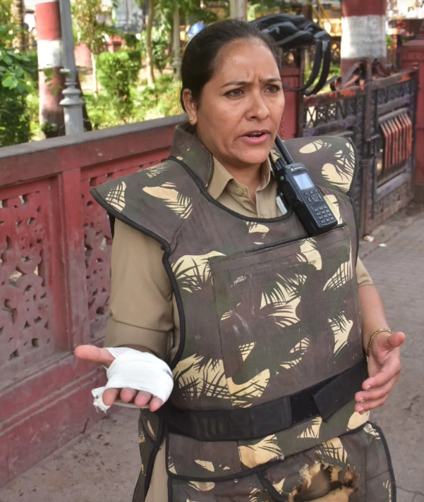 शाही मस्जिद के पास बैरिकेडिंग की गई थी, जिसे भीड़ ने हटाने की कोशिश की। पथराव में क्राइम ब्रांच की थाना प्रभारी पुष्पा पांचाल चोटिल हो गईं।