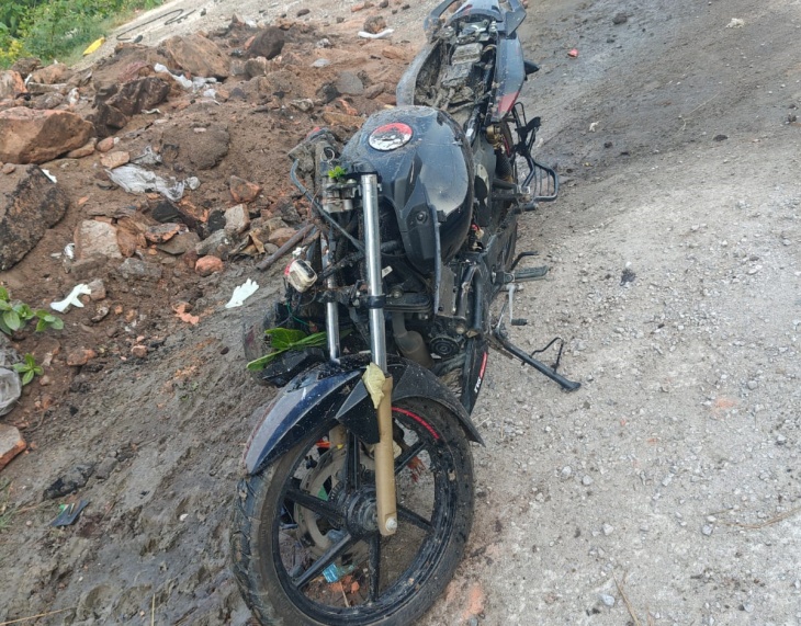 ट्रक की टक्कर से बाइक के परखच्चे उड़ गए।
