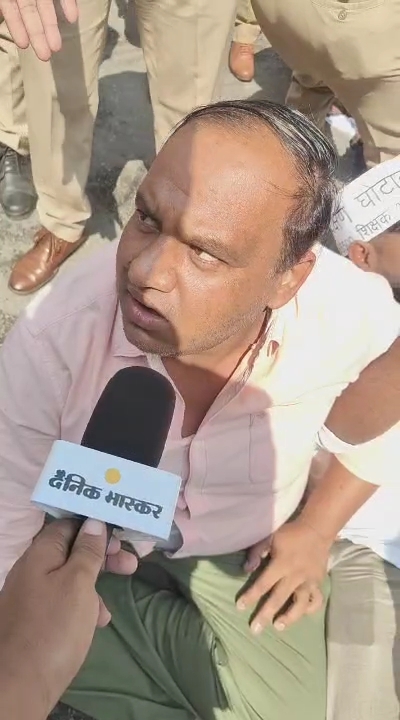 नवीन ने कहा शिक्षा मंत्री ने भी माना है कि आरक्षण घोटाला हुआ, सरकार नौकरी नहीं दे रही है।
