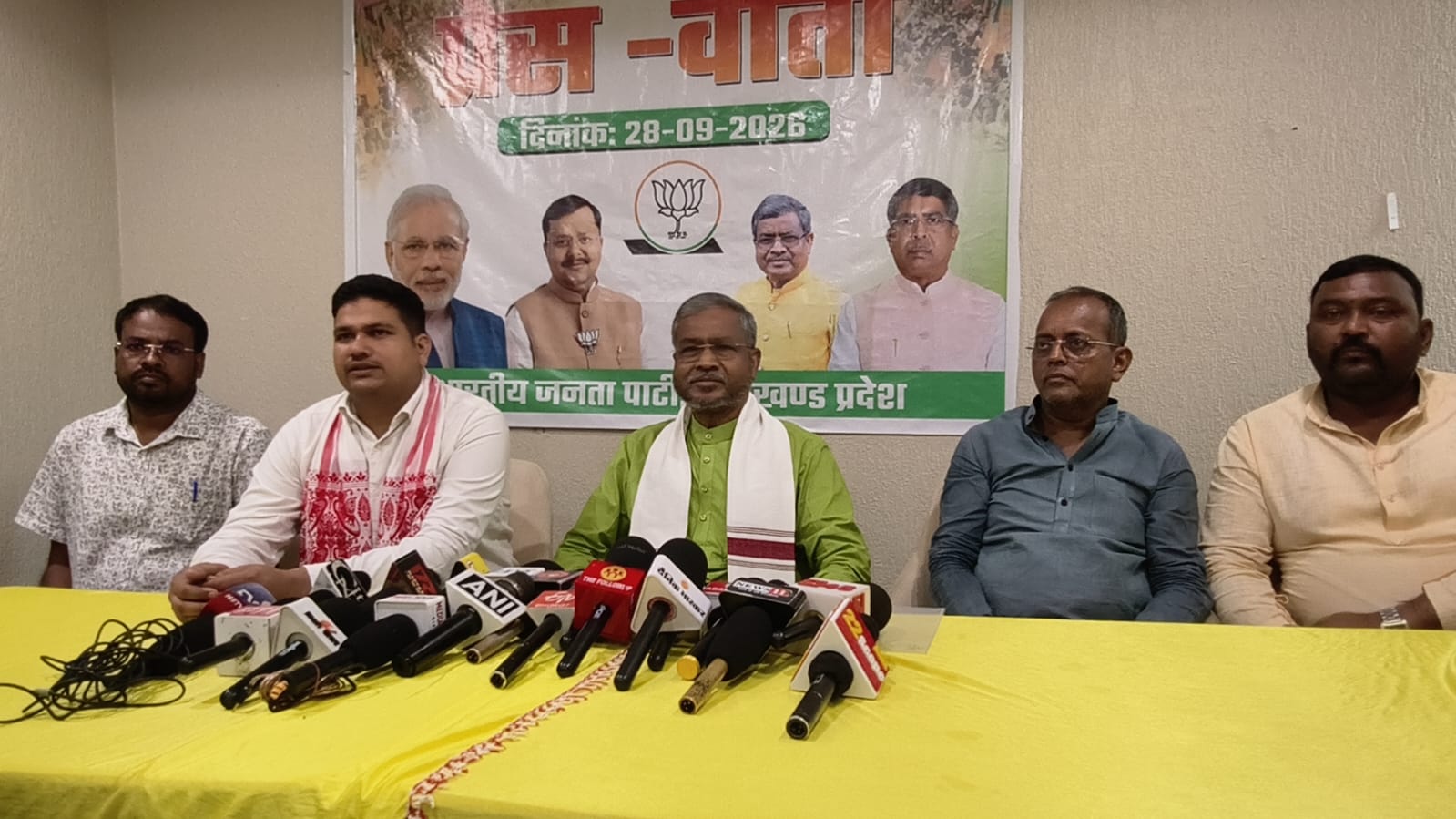 मीडिया से बातचीत के दौरान उन्होंने राहुल गांधी और कांग्रेस पर देश में अराजकता का माहौल पैदा करने और केंद्र की मोदी सरकार को बदनाम करने का प्रयास करने का आरोप लगाया।