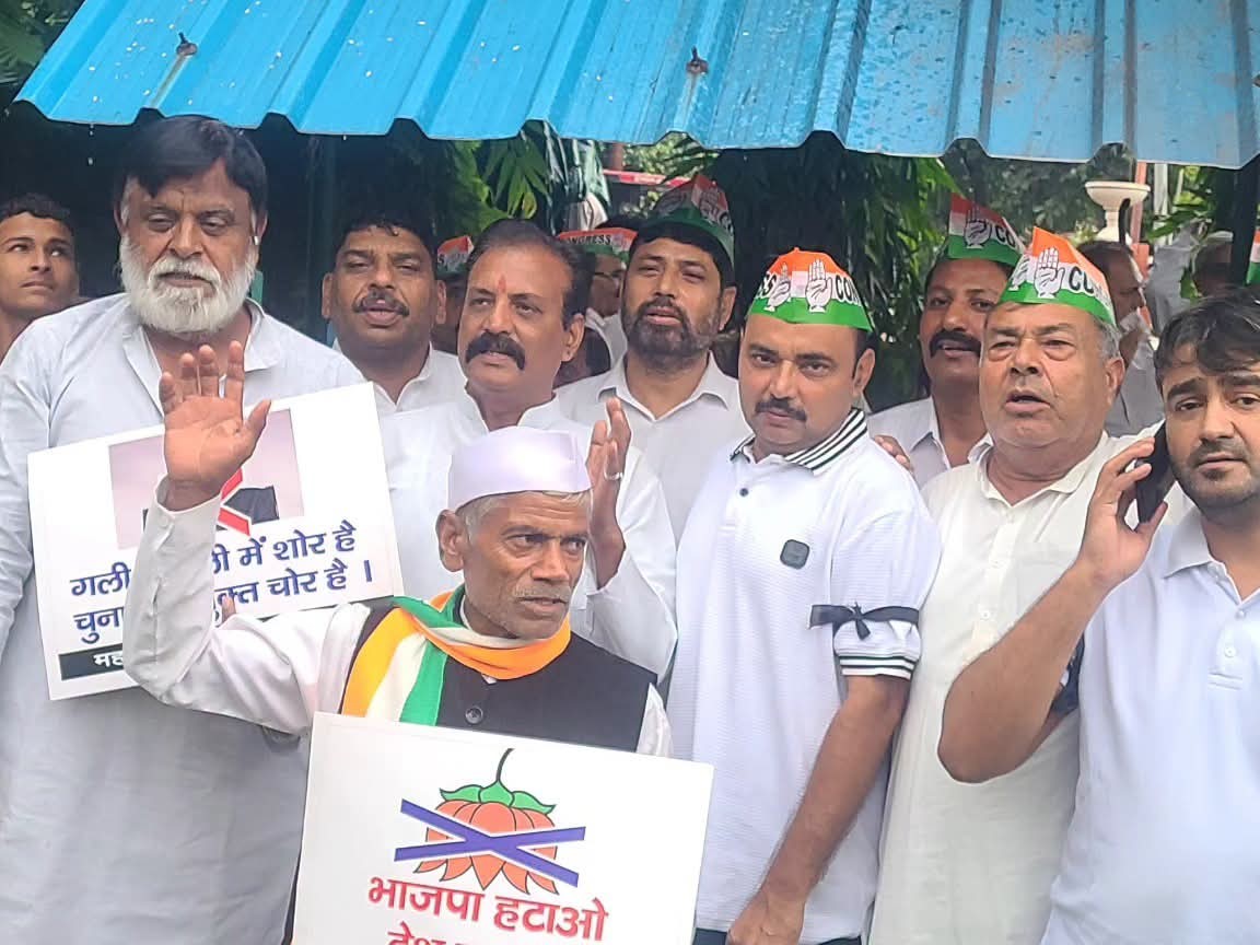 मेरठ में कांग्रेस नेताओं ने मुख्य चुनाव आयुक्त के खिलाफ किया प्रदर्शन - Dainik Bhaskar