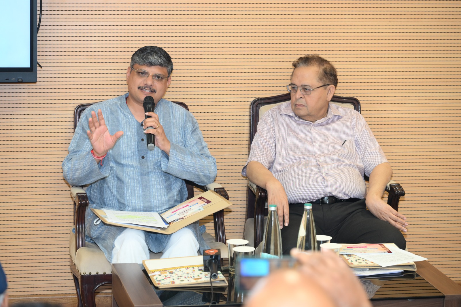 मीडिया को संबोधित करते पश्चिम क्षेत्र सांस्कृतिक केंद्र के निदेशक डॉ. अश्विन दलवी और आरआईसी के निदेशक निहालचंद गोयल।