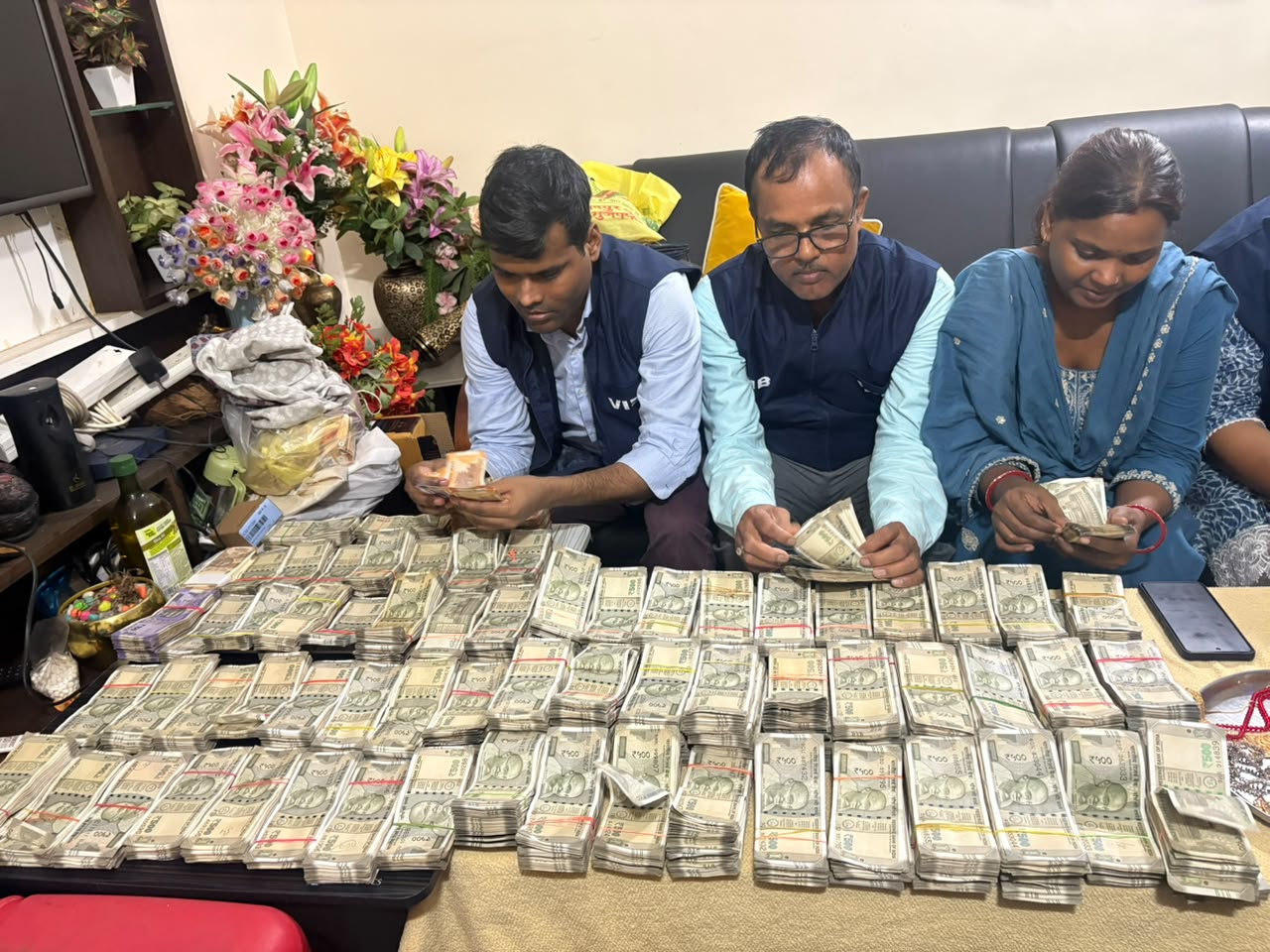 पटना वाले आवास पर 70 से ज्यादा 500 के नोटों की गडि्डयां गिनी थी।