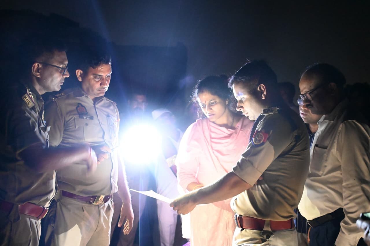 डीएम निधि गुप्ता और एसपी अभिमन्यु मांगलिक ने घटनास्थल पर पहुंचकर जांच की।