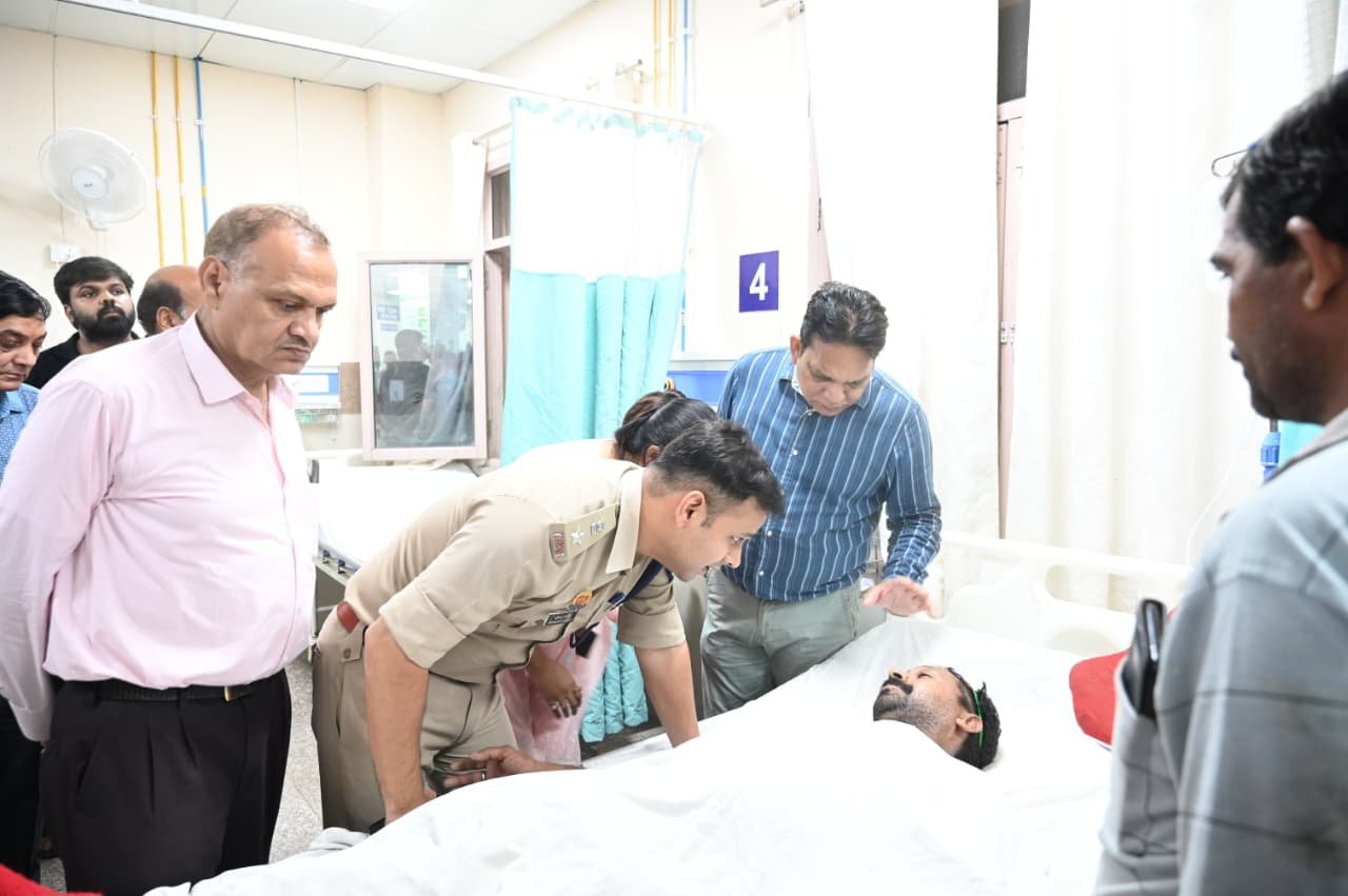 एसपी और डीएम ने अस्पताल में घायलों से मुलाकात की और उन्हें हर संभव मदद का भरोसा दिया।