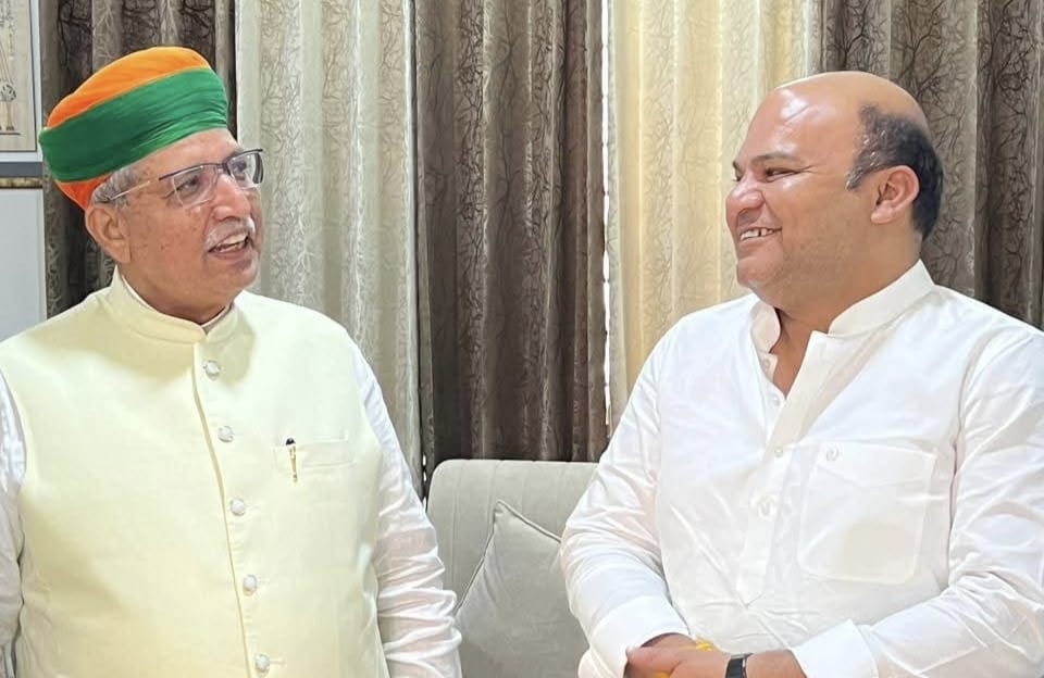 केंद्रीय कानून मंत्री अर्जुन राम मेघवाल से मिलते हुए भाजपा नेता टिशू प्रधान। (फाइल)