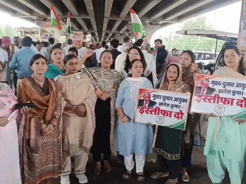 पानीपत में जिला सचिवालय के सामने प्रदर्शन करती कांग्रेस कार्यकर्ता। - Dainik Bhaskar