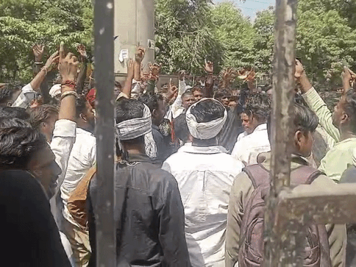 लोगों ने बड़ी संख्या में कलेक्ट्री पर विरोध प्रदर्शन किया।