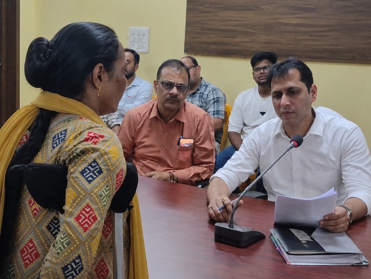दतिया कलेक्ट्रेट में जनसुनवाई में जिलेभर से लोग अपनी समस्याएं लेकर पहुंचे।
