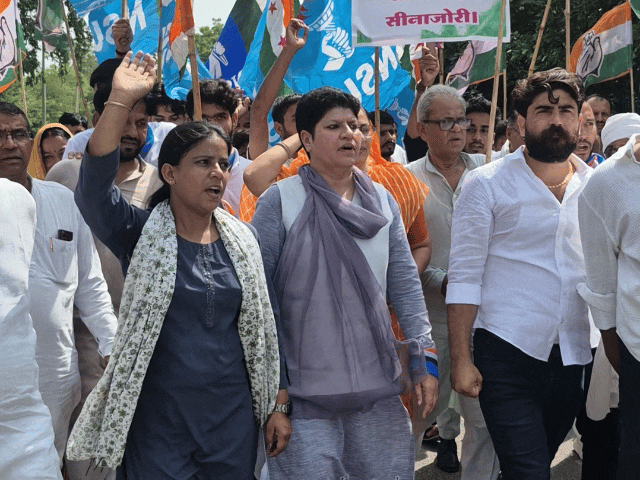 जिलाध्यक्ष रीटा चौधरी के नेतृत्व में पैदल मार्च