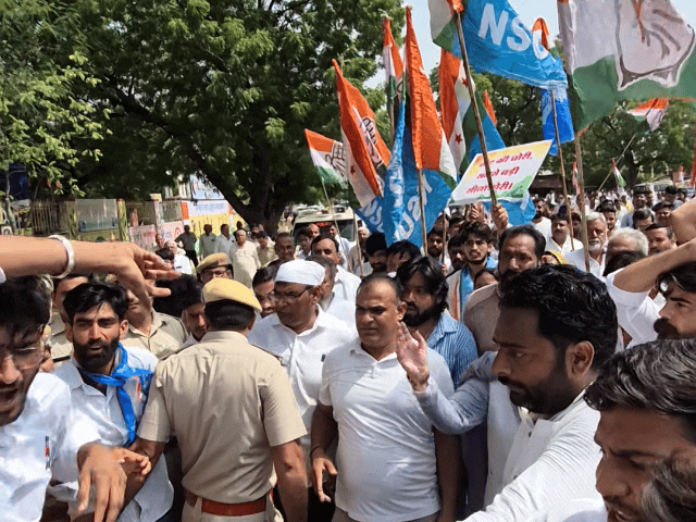 कार्यकर्ताओं ने कलेक्ट्रेट परिसर में घुसने और बेरीकेट्स पर चढ़ने की कोशिश की