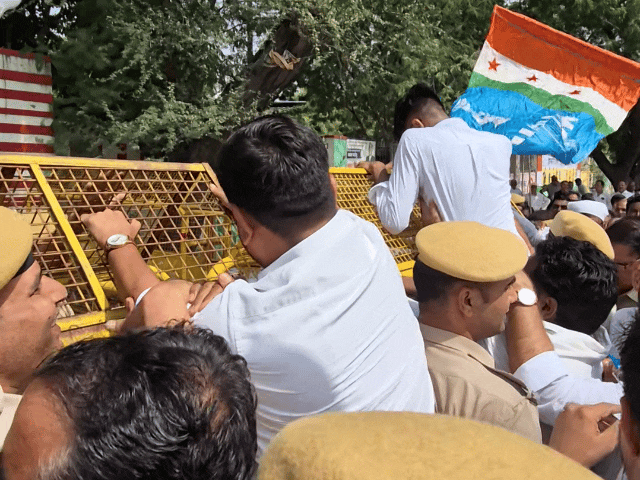 पुलिस द्वारा उनको नीचे उतारा गया