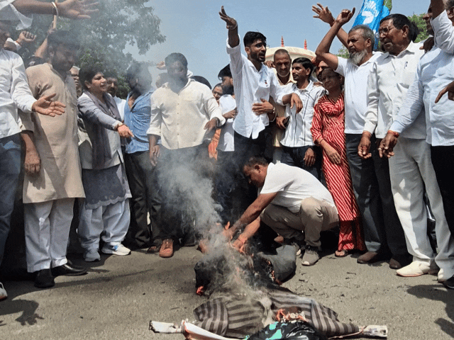 ज्ञानेश कुमार के पुतले की जलाते हुए