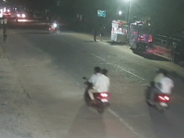 तस्वीर मौके की है, दोनों बाइक भिड़ी। इसके बाद ठेले में जा घुसी।