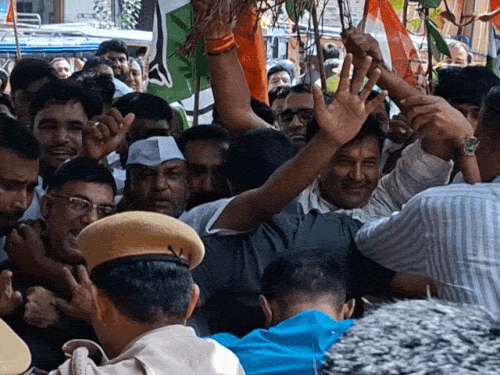 कार्यकर्ताओं ने कलेक्ट्रेट में घुसने की कोशिश की। मौके पर मौजूद पुलिस ने उन्हें रोक लिया।