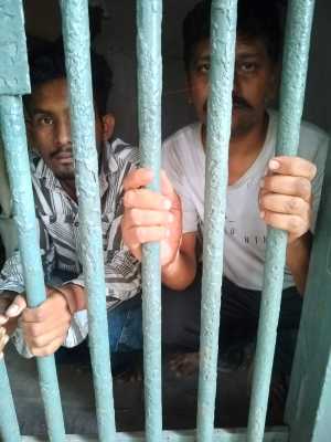 जीआरपी लॉक-आप में गिरफ्तार किए गए चोरी के आरोपी।
