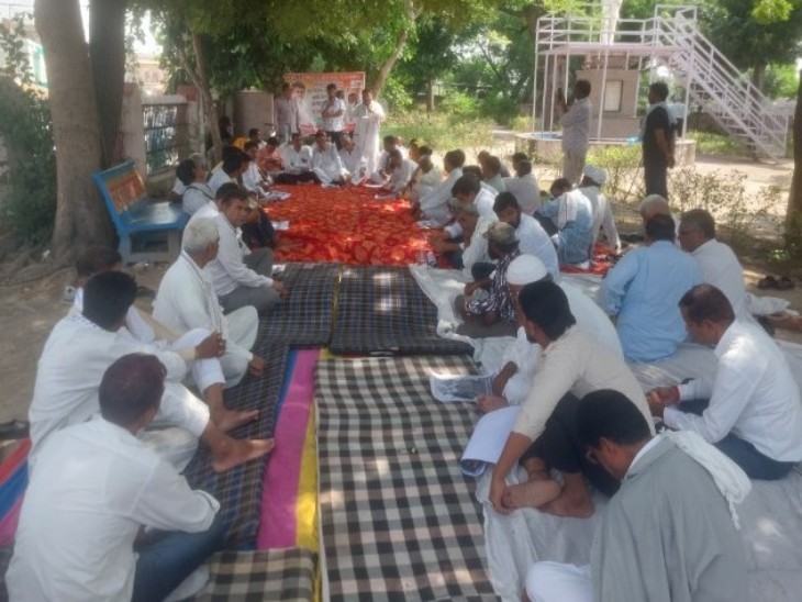प्रदर्शन से पहले कांग्रेसियों ने गांधी पार्क में धरना दिया।