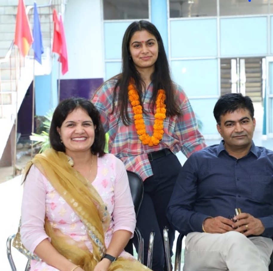 पिता राम किशन और मां सुमेधा भाकर के साथ मनु भाकर।