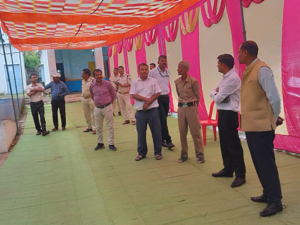 अधिकारियों ने संभाली कमान।
