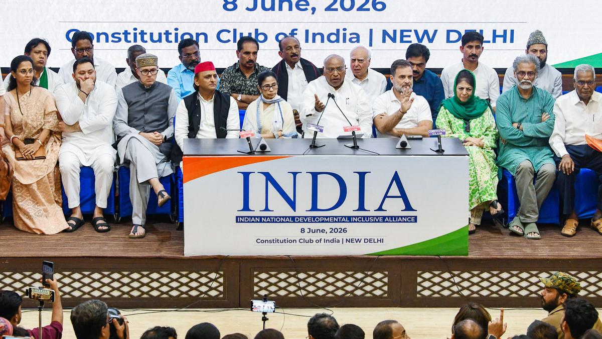 INDIA ब्लॉक के नेताओं ने CJI को भेजे संयुक्त पत्र में आरोप लगाया कि पिछले कुछ सालों में चुनाव आयोग की स्वतंत्रता कमजोर हुई है।