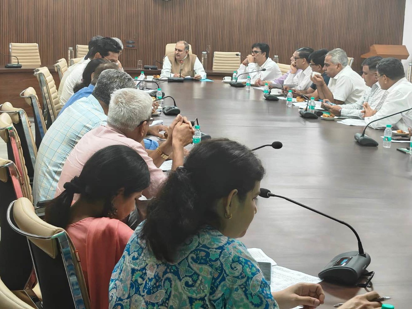 चौधरी चरण सिंह हरियाणा कृषि विश्वविद्यालय में आयोजित मेले को लेकर मीटिंग करते हुए कुलपति प्रोफेसर बीआर कांबोज। - Dainik Bhaskar