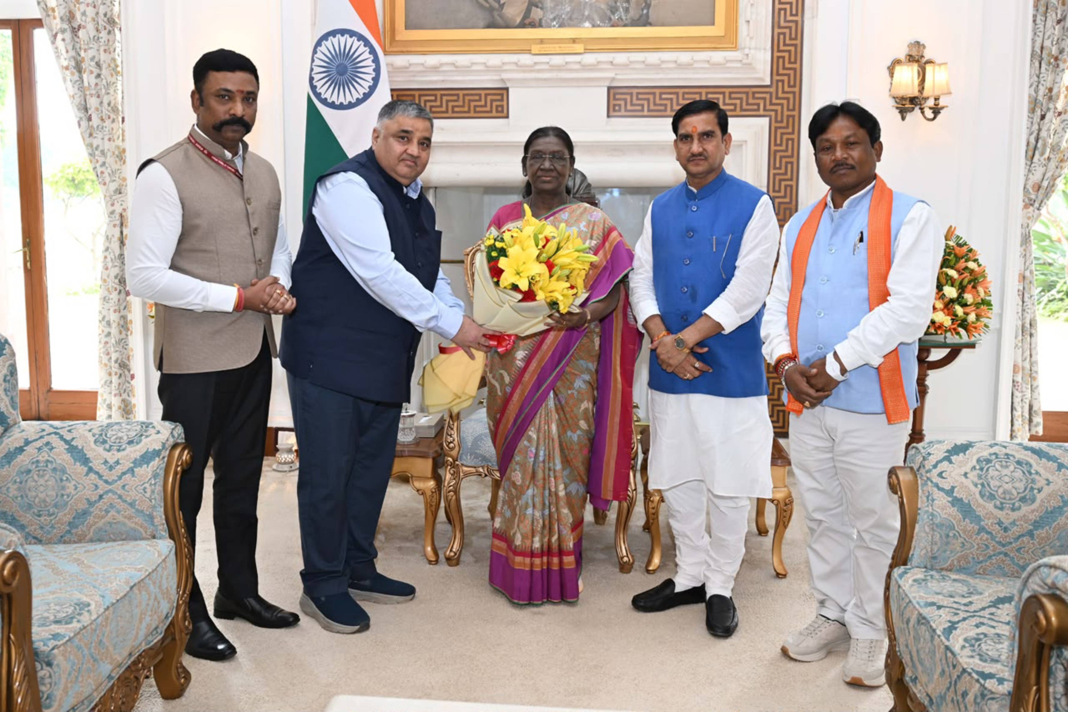 Minister of State Tokhan, Minister Agarwal and MP Kashyap invited the President for Bastar Dussehra.