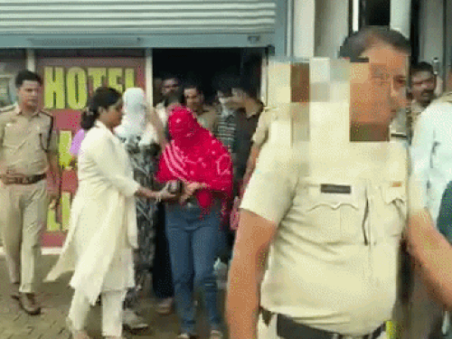 असंध के होटल में रेड के दौरान पकड़ी गई महिलाओं को हिरासत में लेती पुलिस। - Dainik Bhaskar