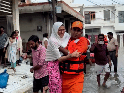 कानपुर में पांडु नदी का जलस्तर बढ़ने से बिठूर के कई इलाकों में पानी भर गया है।