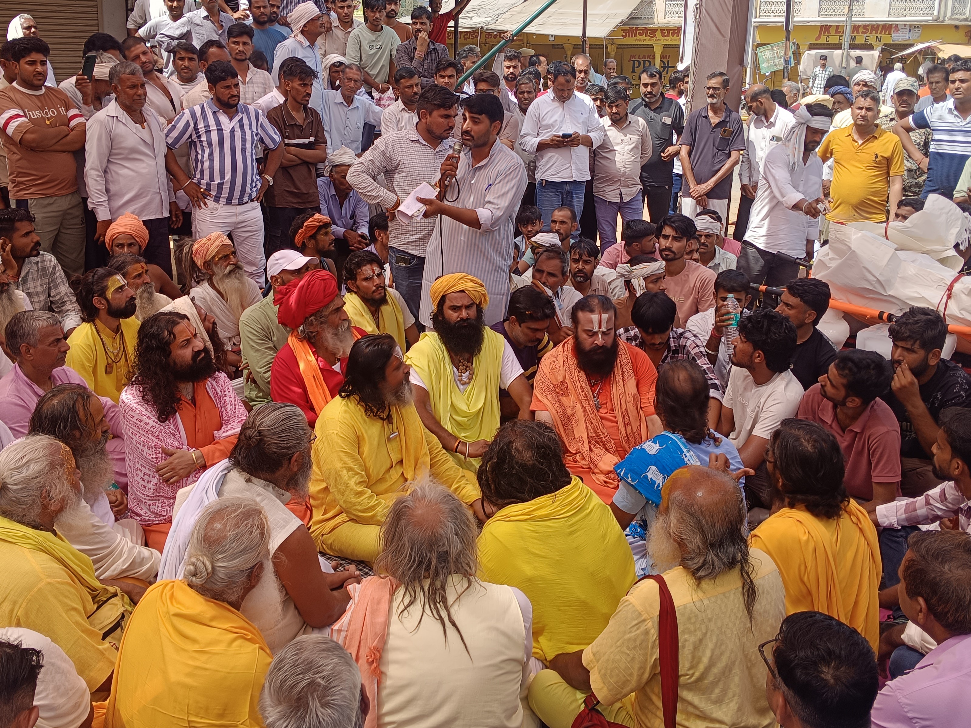 गोल्याणा सर्किल पर शव रखकर प्रदर्शन किया।