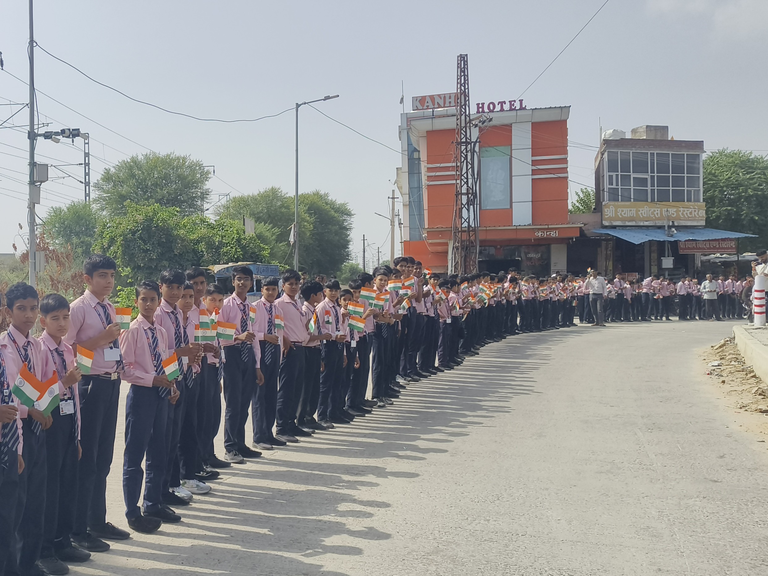 स्कूली बच्चों ने लाइन लगाकर फूलों की बारिश की।