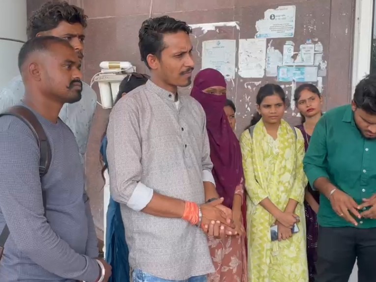 छात्रों का आरोप- जेपी राणा रात में छात्राओं को WhatsApp पर भेजते हैं अभद्र संदेश - Dainik Bhaskar