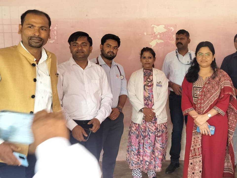 मतदान कराने पहुंची टीम।