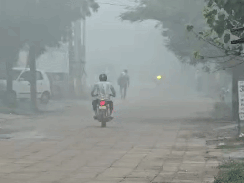 हरियाणा में मानसून की विदाई के बीच मौसम का मिजाज लगातार बदल रहा है। हरियाणा के सोनीपत में मंगलवार को हल्की धुंध दिखाई दी।