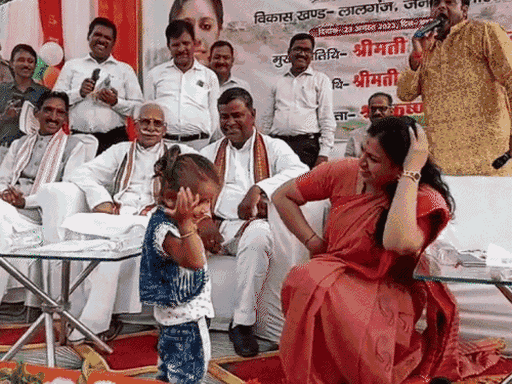 अगस्त 2023 में चंद्रयान-3 की सॉफ्ट लैंडिंग के दौरान मिर्जापुर में दिव्या ने भरे मंच पर एक बच्ची के साथ डांस किया था। उनका यह वीडियो खूब वायरल हुआ था।