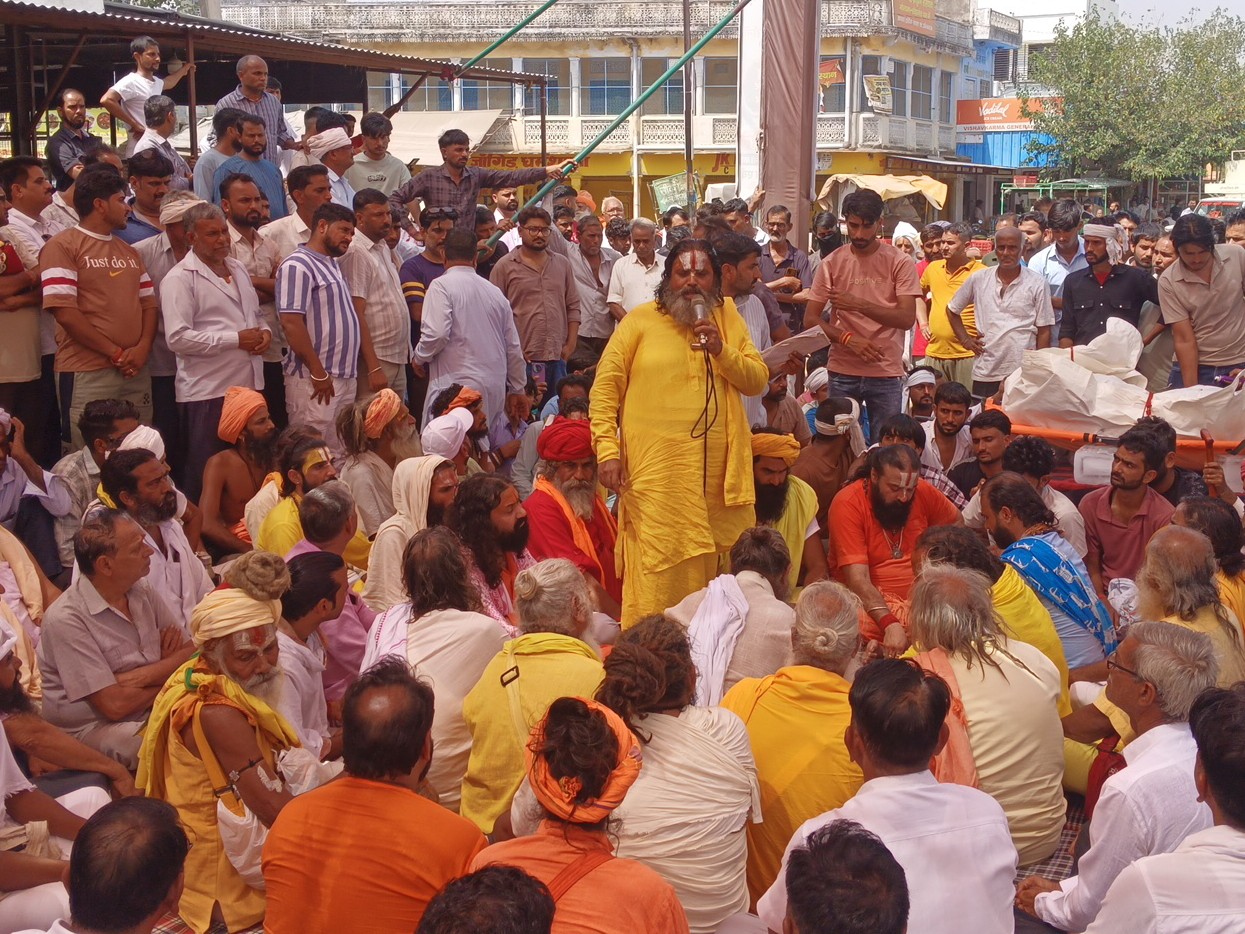 सर्व समाज और संतों ने लोहार्गल बंद कर प्रदर्शन किया।