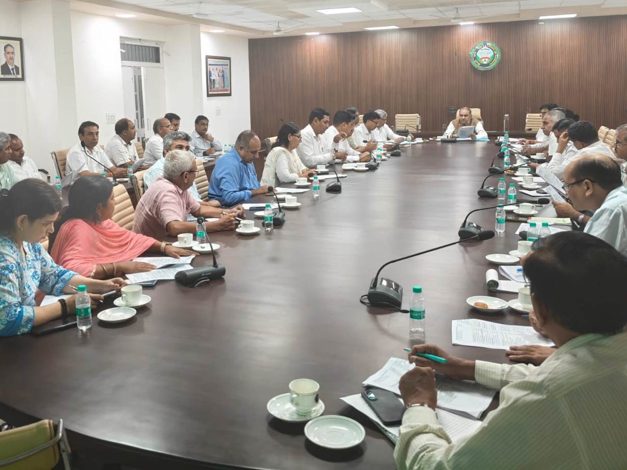 कृषि मेले को लेकर अधिकारियों से मीटिंग करते हुए कुलपति प्रोफेसर बीआर कांबोज।