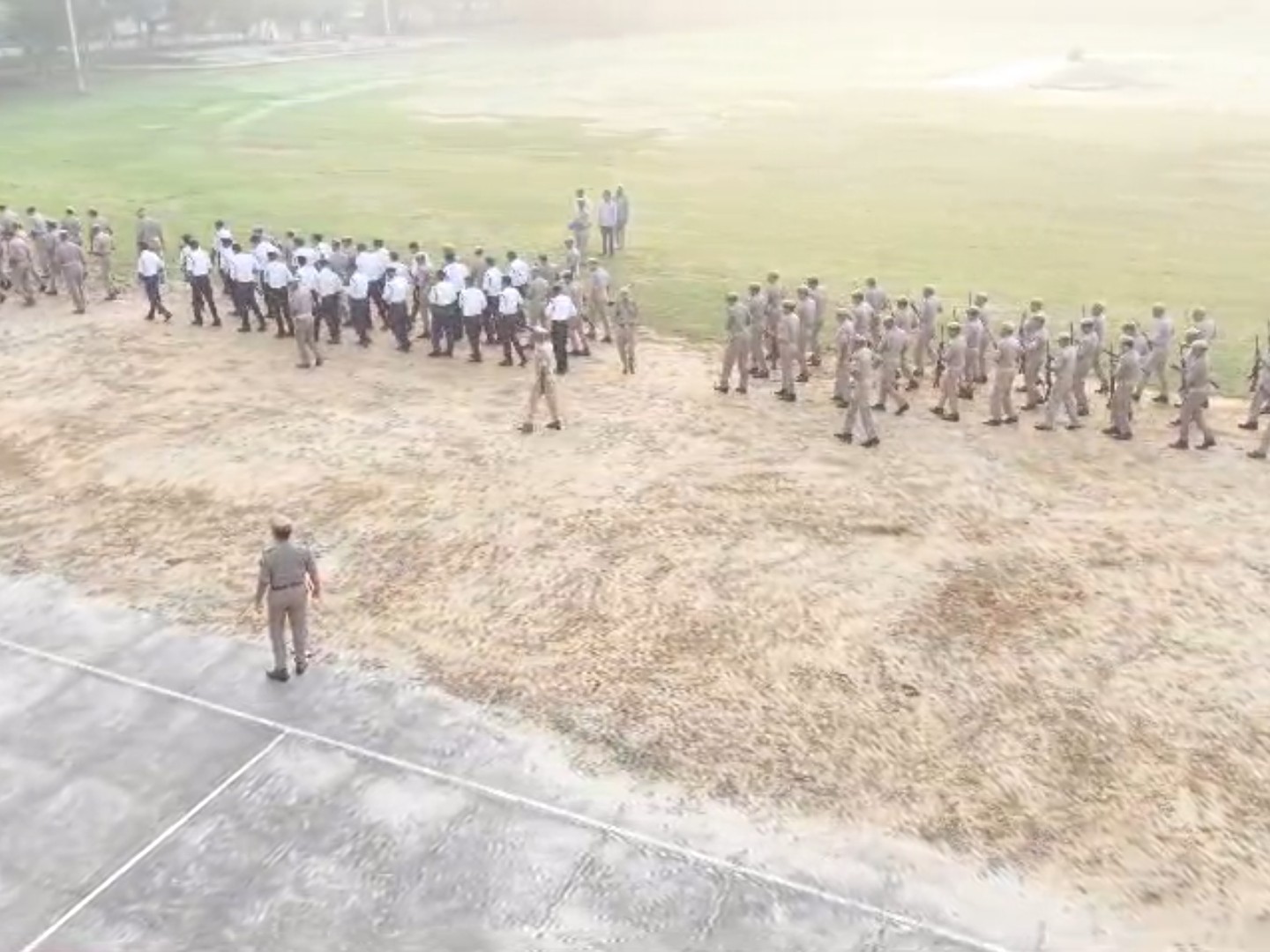 शस्त्र प्रशिक्षण के दौरान पुलिसकर्मियों को हथियारों को चलाने की ट्रेनिंग भी दी गई।