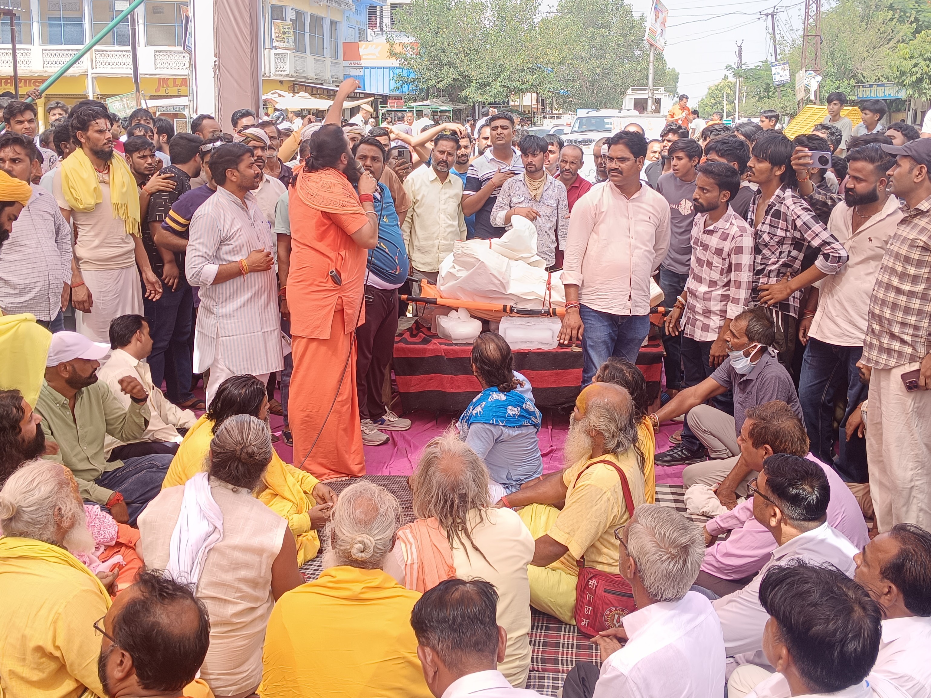 झुंझुनूं एएसपी देवेंद्र सिंह और नवलगढ़ उपखंड अधिकारी प्रांजल कंवर ने मौके पर संतों से संवाद दिया।