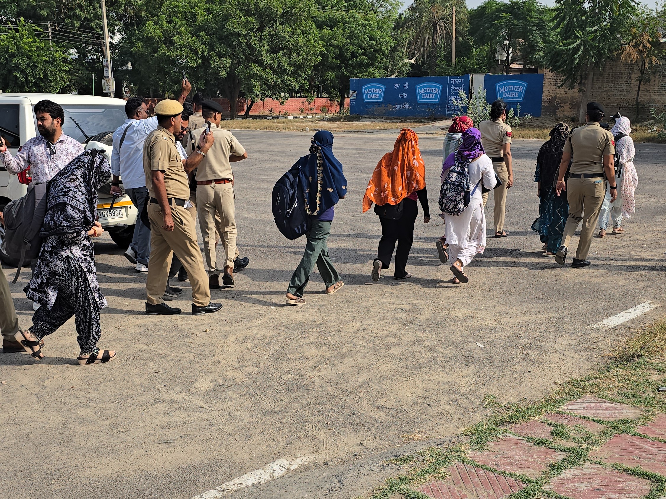 स्पा सेंटर से बरामद लड़कियों को लेकर जाती पुलिस टीम।