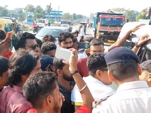 डंपिंग को लेकर ग्रामीणों और EO में बहस हो गई।